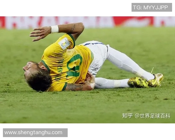 足球碎玻璃背后的故事与启示：运动与意外的交织与反思